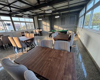 Housr 36 Studio Rooms Bangalore Near Leela Palace - เบงกาลูรู - ร้านอาหาร