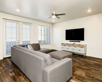 Loaded Logan Loft Near Usu & Everything Else - Sleeps 8 In Beds - North Logan - Living room