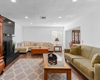 Indio Home w/ Pool: 2 Mi to Coachella! - Indio - Sala de estar