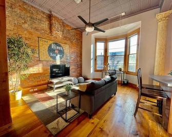 Stunning Studio Overlooking Main Street Parkade! - Cedar Falls - Living room