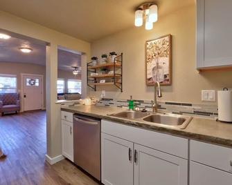 King Cottage in Downtown Meridian - Meridian - Kitchen