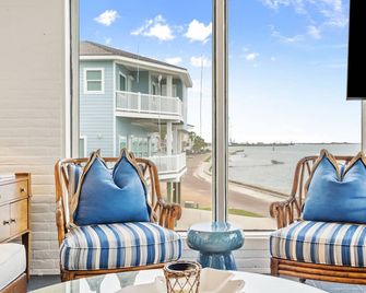 Dolphin Views & Adventure at Your Doorstep - Port Aransas - Balcony