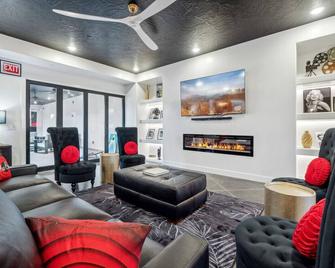 The Hollywood Mansion - Hurricane - Living room