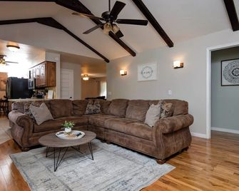 Family Fun at Primrose Retreat - Cozy, Clean & Chemical-Free - Republic - Living room