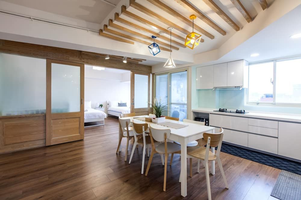 Newly Renovated 3 bedroom apartment 1 minute away from MRT station - טאיפיי - חדר אוכל