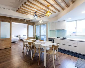 Newly Renovated 3 bedroom apartment 1 minute away from MRT station - Taipé - Sala de jantar
