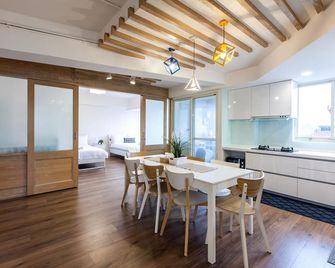 Newly Renovated 3 bedroom apartment 1 minute away from MRT station - טאיפיי - חדר אוכל