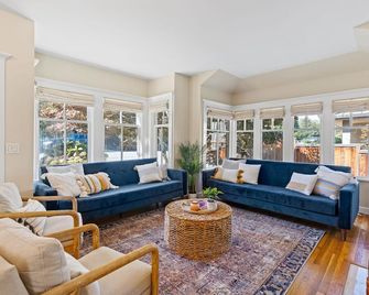 Beautiful 5 bedroom home just steps from the beach - Santa Cruz - Living room