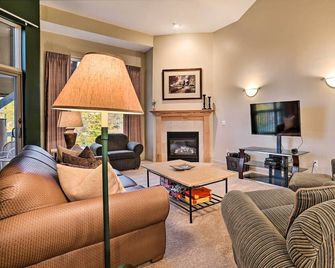 Ski-Inandski-Out! Cozy Bellaire Resort Retreat! - Bellaire - Living room