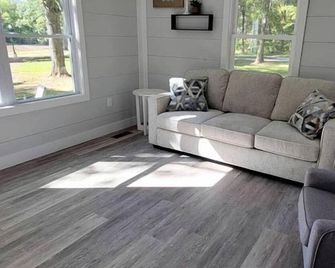 Charming Cabin in the Woods - Peaceful Glamping Spot near Owensville, Missouri - Owensville - Sala de estar