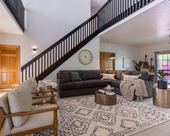 `Burning Pine Inn' Farm House in Amish country. - Middlebury - Living room