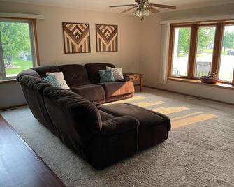 Spacious and beautiful 3,020 square foot 5-bedroom walkout - Hutchinson - Living room