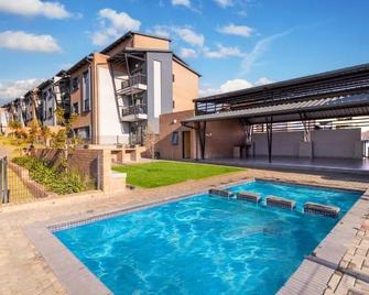 Eazy Apartment by Mall of Africa - Midrand - Pool