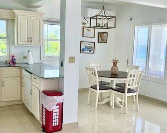 Turquoise paradise, directly ON beach, gated w underground parking! - Simpson Bay - Eetruimte