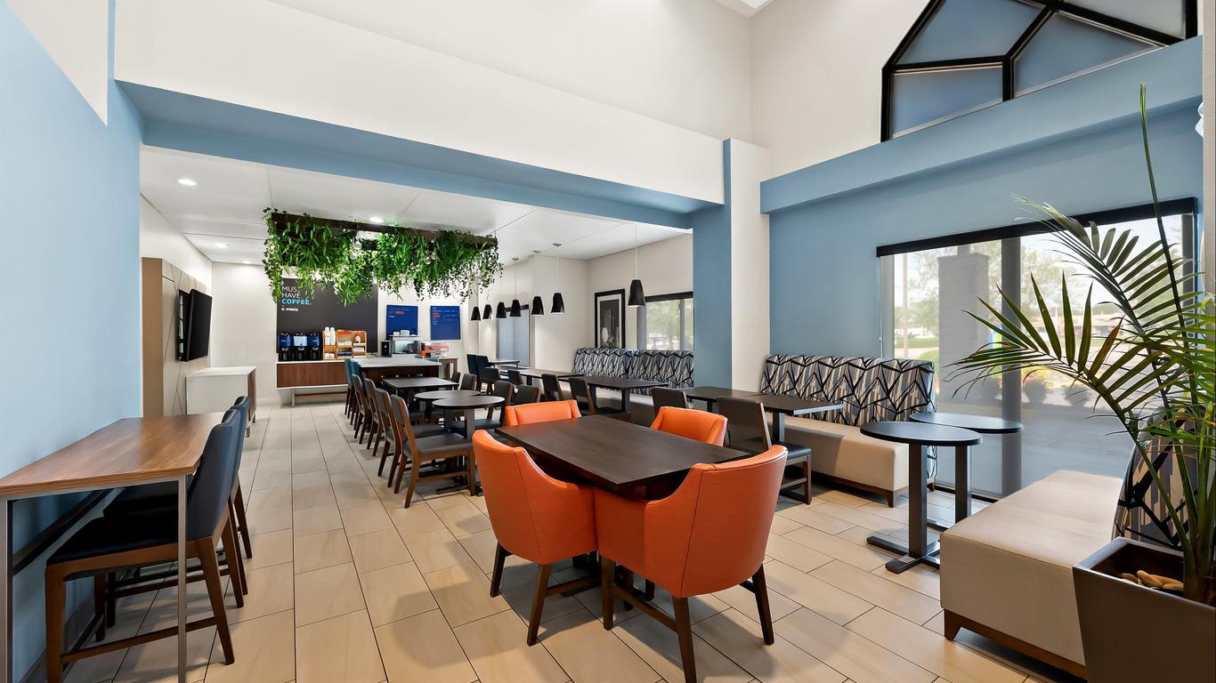 Holiday Inn Express & Suites Raleigh Ne - Medical Ctr Area By IHG