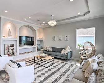 Walk to Beach Chic Crystal Beach Escape with Deck! - Crystal Beach - Soggiorno