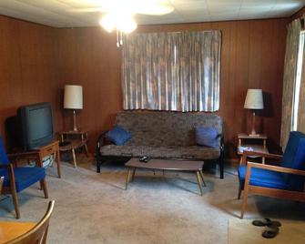 Dogtooth Lake Resort - Kenora - Living room