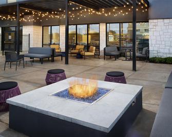 Home2 Suites by Hilton Dallas East - Dallas - Innenhof