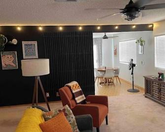 Quaint Vintage Ranch Style 4bedroom 2bath Sleeps 10 - Lancaster - Living room