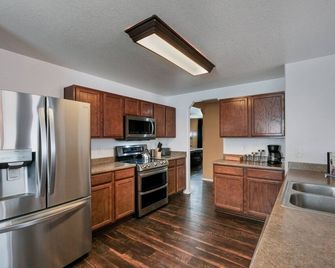 King Bed, Private Office, Free Parking - Schertz - Cocina