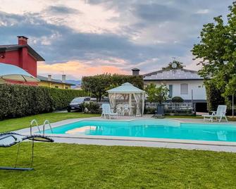 A stylish, striking vacation home with private outdoor pool and barbecue. - Loria - Piscina