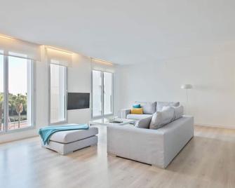 Lugaris Beach Apartments - Barcelona - Living room
