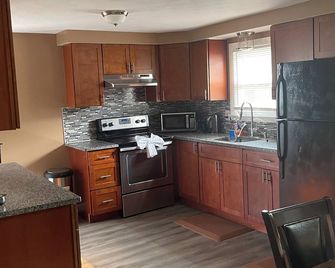Remodeled cozy 3 bedrooms unit - New Britain - Kitchen