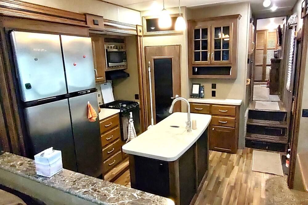 Cozy RV in Enchanting Silver Springs with WiFi, AC, TV, fire pit & horse stable - Silver Springs - Кухня