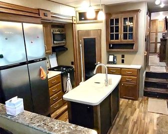 Cozy RV in Enchanting Silver Springs with WiFi, AC, TV, fire pit & horse stable - Silver Springs - Кухня