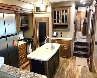 Cozy RV in Enchanting Silver Springs with WiFi, AC, TV, fire pit & horse stable - Silver Springs - Кухня