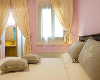 Piazza Azuni 18 Guest House - Sassari - Habitación