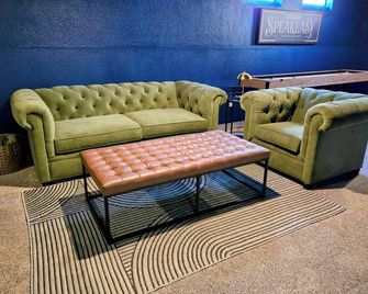 Charming 1 Bedroom Speakeasy Suite w/ Pool Table & Games - Cañon City - Lounge