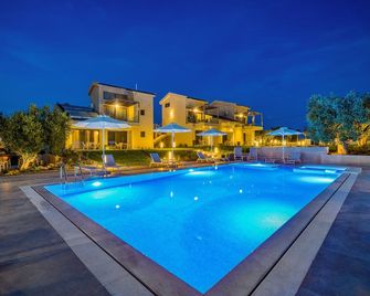 Miroes Suites - Нікіті - Басейн