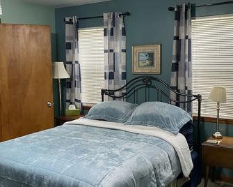 Pet Friendly - 6 mi from National Park, Blossom Music - Akron - Bedroom