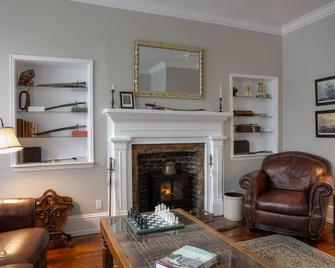Sir Isaac Brock B&B Luxury Suites - Brockville - Sala de estar