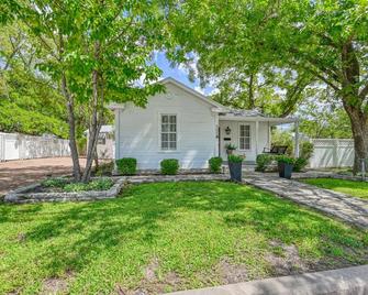 Charming Cottage Near Main with Patio&FirePit!! - Fredericksburg