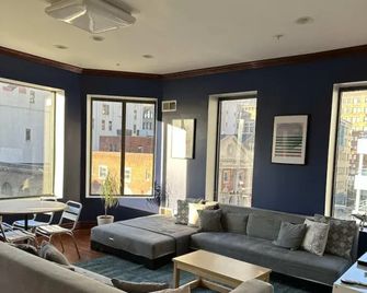 City Sights 2 Queen Beds Downtown Apt - Pittsburgh - Ruang tamu
