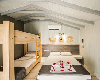 Leda Beach Hotel - Side - Bedroom