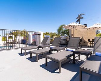 Stay in Coronado's Best! Spacious Two Bedroom Unit with Kitchenette! - Coronado - Balkon