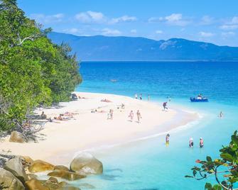 Entertainer on Martyn - Cairns - Beach