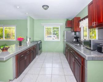 Nature / Spotless Villa / 4 Bdrms / West End - Gibson Bight - Kitchen