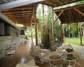 Complete house with lush vegetation, hot water Jacuzzi for 12 people - Palestina - Patio