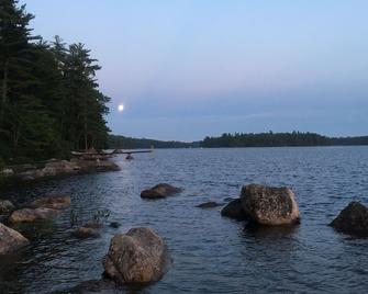 Cozy Haven, a lakeside getaway on Toddy Pond, close to Bar Harbor/Acadia. - Orland - Beach