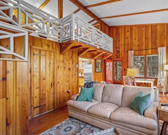 The “Lofty Cottage” Charming 1-bedroom cottage in marvelous Petersburg - Petersburg - Living room