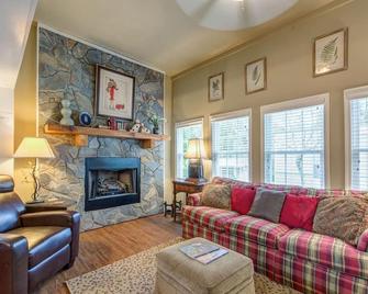 Comfortable, Convenient, Hot Tub And Freshly Renovated!! - Highlands - Living room