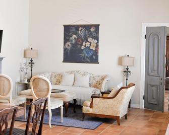 Rustic French Country Charm 1 Bed-1 Bath w/Washer & Dryer in New Market, VA! - New Market - Huiskamer