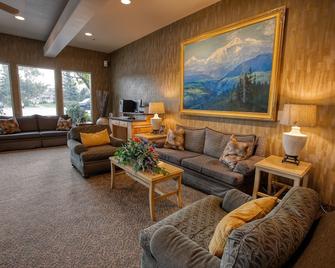 Bear Lodge - Fairbanks - Living room