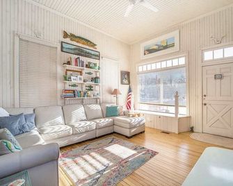 Lake Daze - Boyne City - Living room