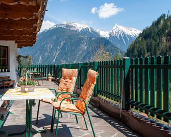 Alluring Apartment in Mayrhofen near Forest - Mayrhofen - Balkong