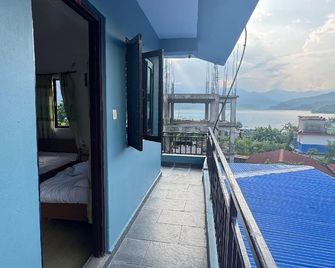 Pokhara Wanderer Hostel - Pokhara - Balcón